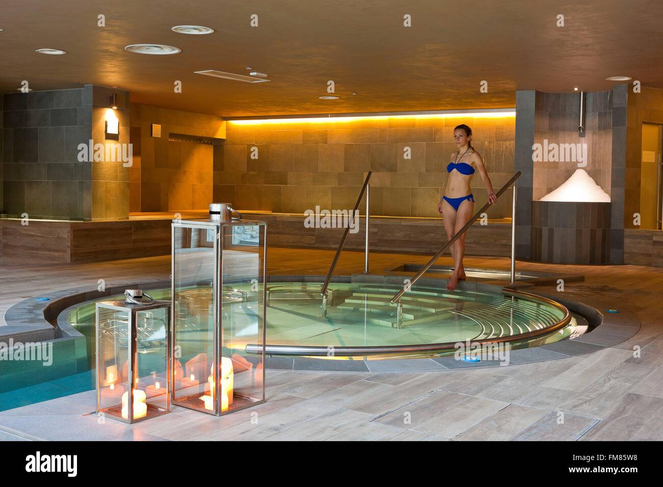 L'Italia, Valle d'Aosta, Courmayeur, l'Hotel delle Terme di Pre Saint Didier, Donna in una jacuzzi Foto Stock