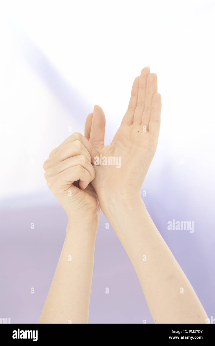 Posizionando la punta del dito indice nel centro di Palm carnosa, midway lungo osso lungo sotto il pollice, premendo per lavorare alla ghiandola surrenale area reflex, premendo Foto Stock