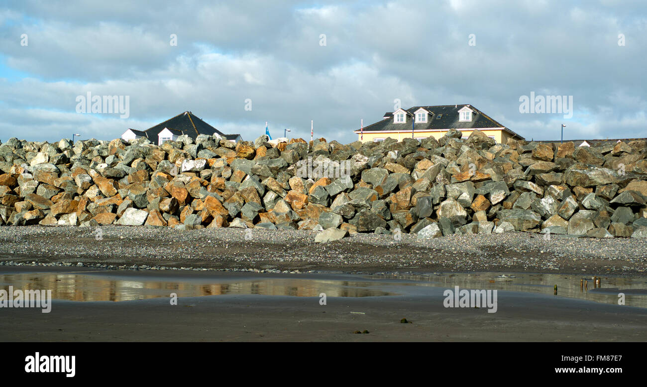 Le misure di difesa contro le inondazioni a Borth, Aberystwyth, sito di fiction TV ENTROTERRA Foto Stock
