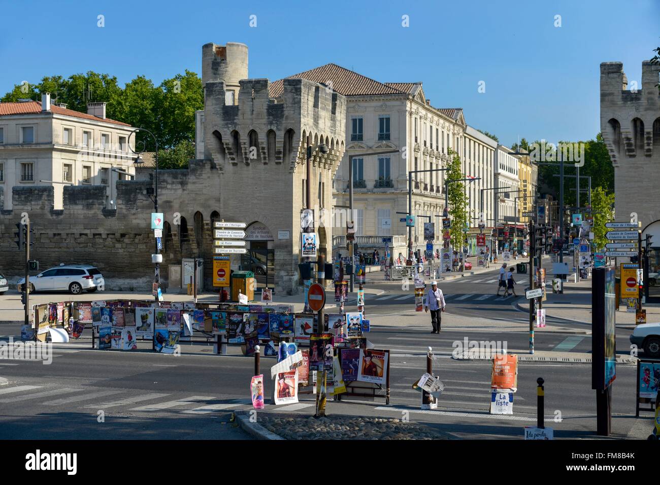 Francia, Vaucluse, Avignone, Repubblica Gate, Avignon festival, volare la pubblicazione su strada mobili su un boulevard Foto Stock