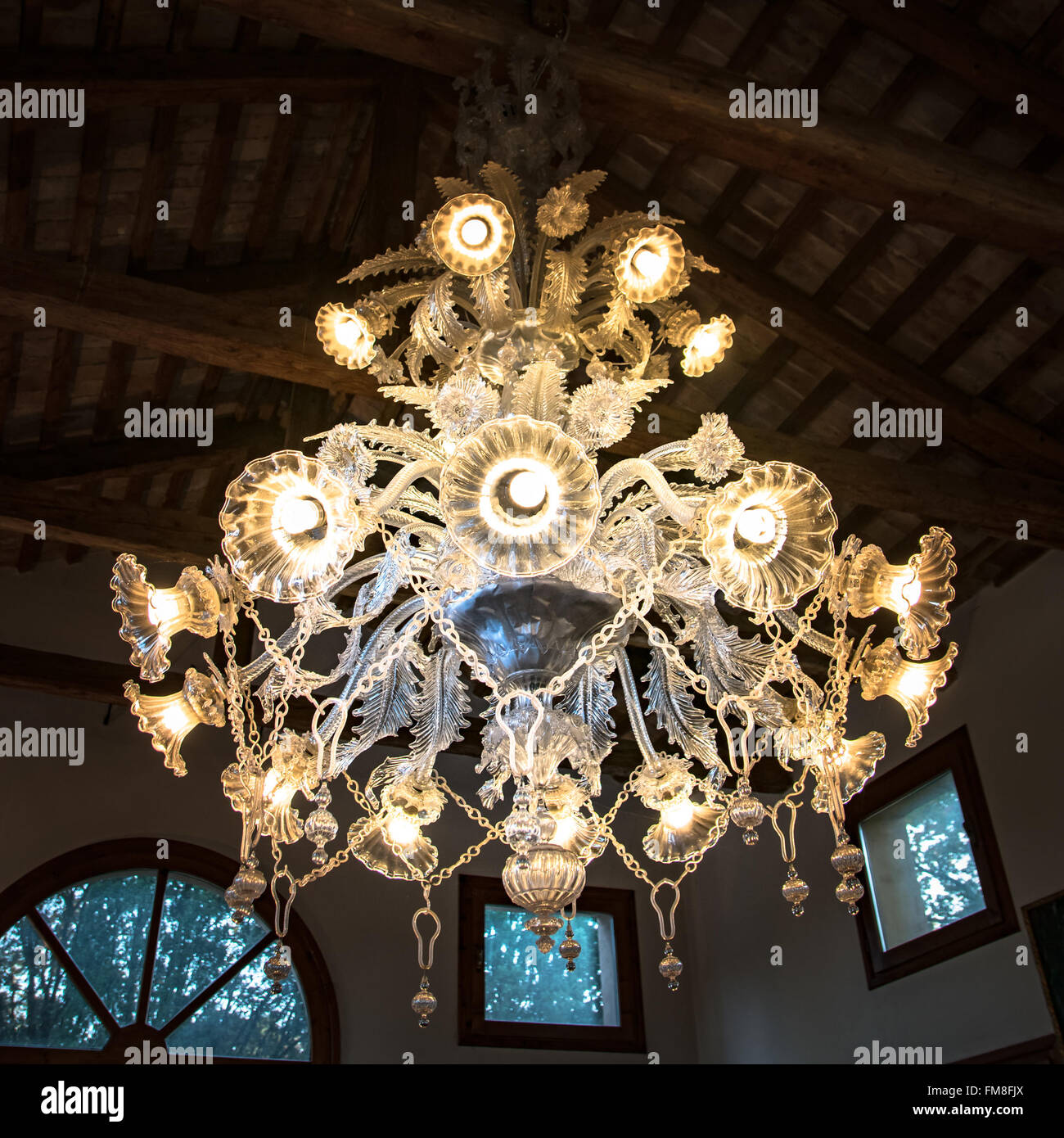 Antico lampadario di vetro soffiato a mano da maestri vetrai di Burano, Italia. Foto Stock