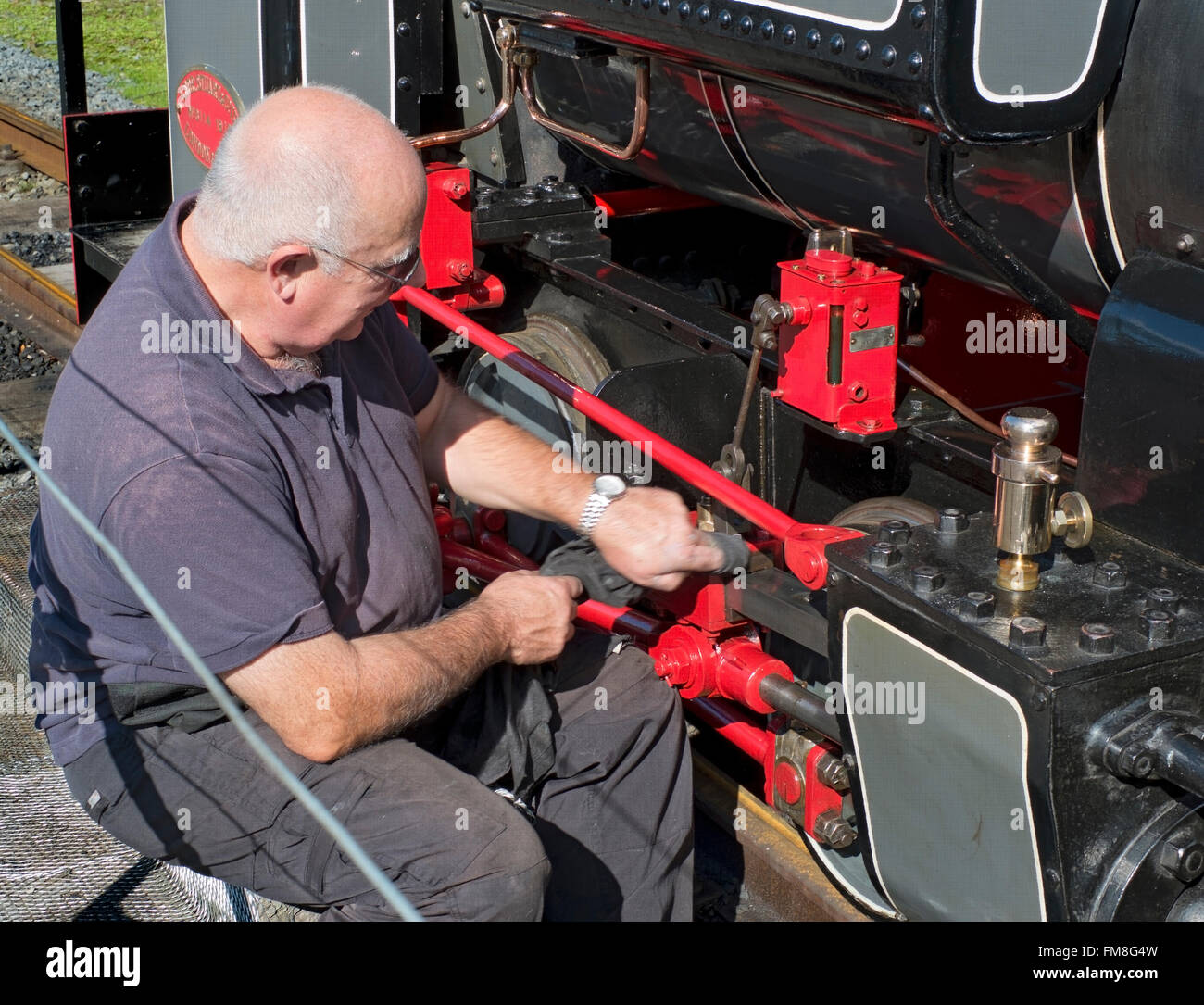 Appassionato di ferroviaria lavorando sul treno st Ponte del Diavolo, il Galles del Nord Foto Stock