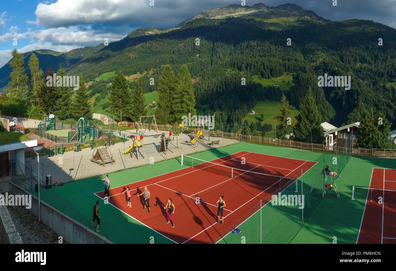 Francia, Savoie, Beaufortain, Hauteluce, lezioni di danza su una montagna sportiva Foto Stock