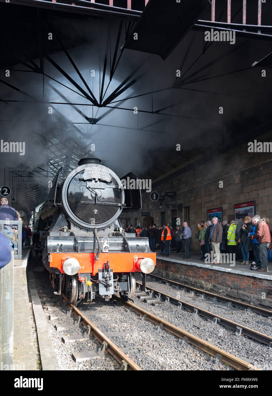 Pickering, North Yorkshire, 11th. Marzo 2016. Centinaia di persone si rivolgono a salutare il Flying Scotsman locomotiva a vapore come si arriva nella stazione di Pickering. Il North York Moors railway è la prima ferrovia del patrimonio per avere la famosa loco dopo i suoi dieci anni di £ 4,2 milioni di libbre di restauro. Foto Stock