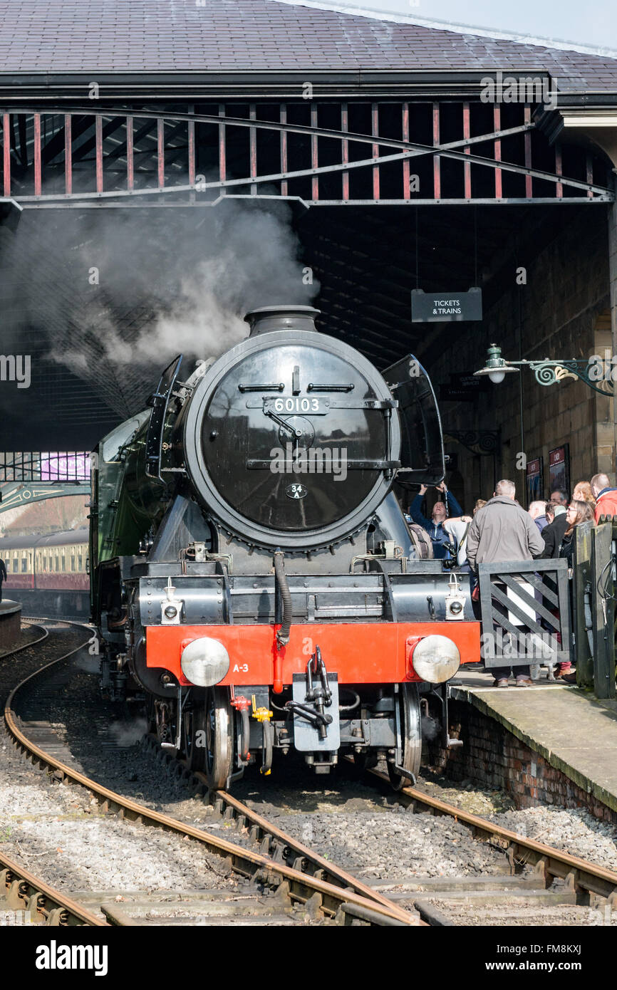 Pickering, North Yorkshire, 11th. Marzo 2016. Centinaia di persone si rivolgono a salutare il Flying Scotsman locomotiva a vapore come si arriva nella stazione di Pickering. Il North York Moors railway è la prima ferrovia del patrimonio per avere la famosa loco dopo i suoi dieci anni di £ 4,2 milioni di libbre di restauro. Foto Stock