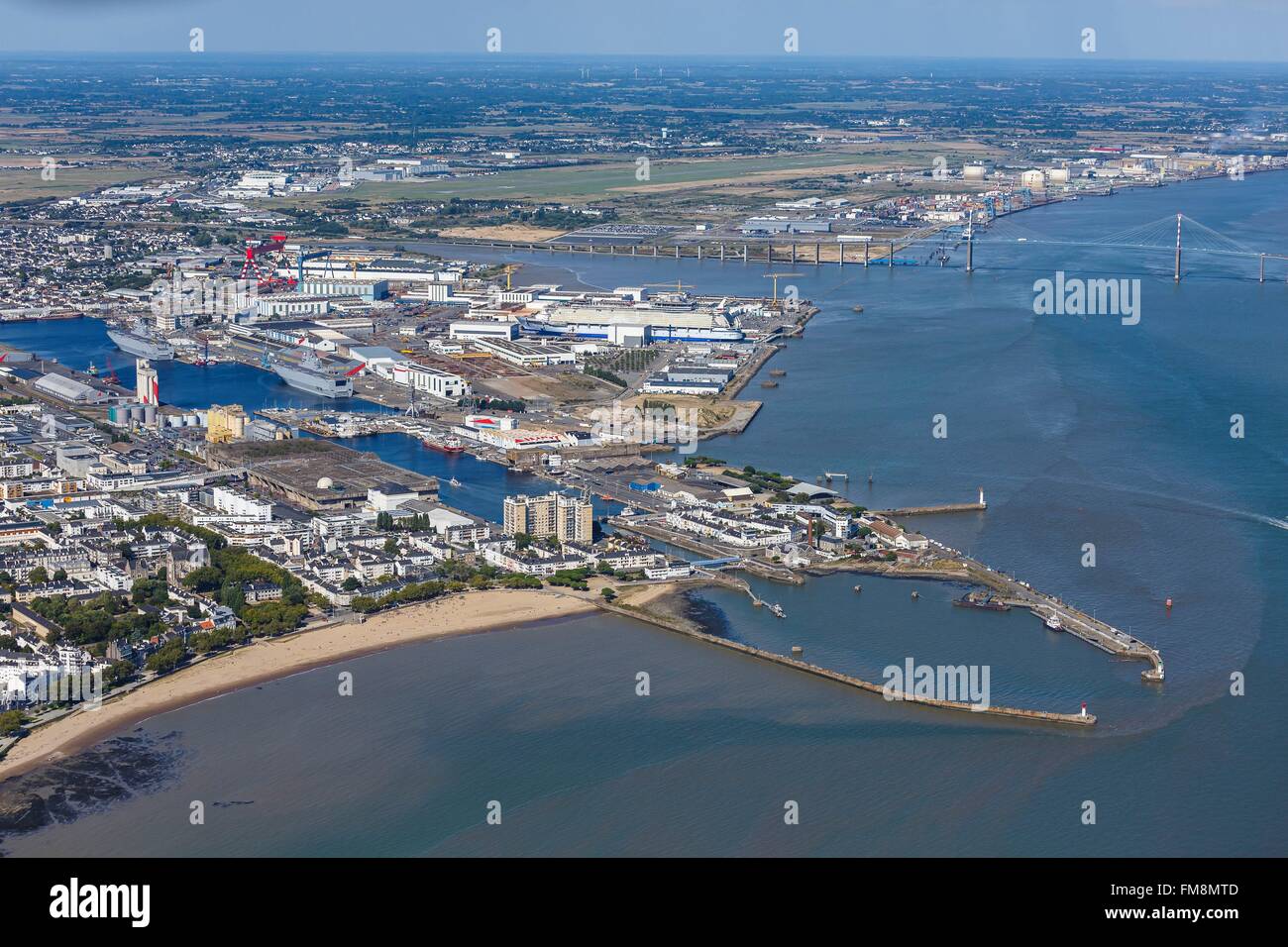 Francia, Loire Atlantique, Saint Nazaire, il porto, i cantieri navali e il  ponte (vista aerea Foto stock - Alamy