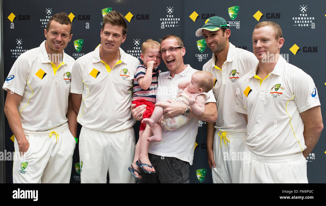 Sostenitore tenendo due bimbi di ridere con la squadra australiana del grillo Brisbane Australia Foto Stock