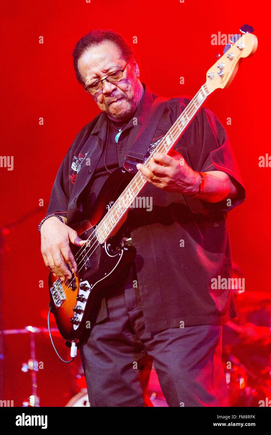 Milwaukee, Wisconsin, Stati Uniti d'America. 9 Mar, 2016. Il bassista Billy Cox suona dal vivo durante l'esperienza di Jimi Hendrix tour presso il Riverside Theatre a Milwaukee nel Wisconsin Credit: Daniel DeSlover/ZUMA filo/Alamy Live News Foto Stock