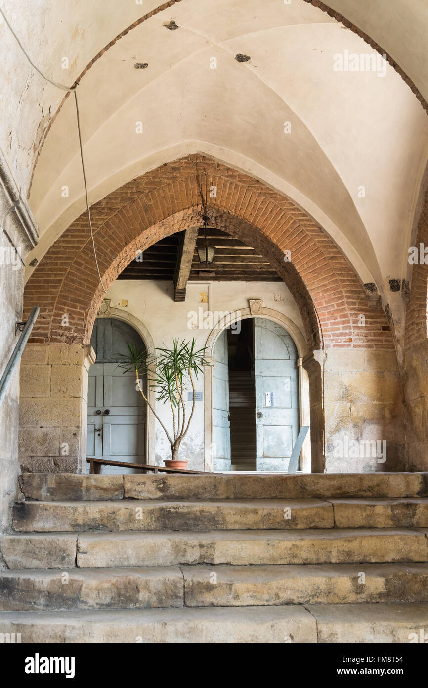 Mattone arco ogivale in un ex monastero benedettino. Foto Stock