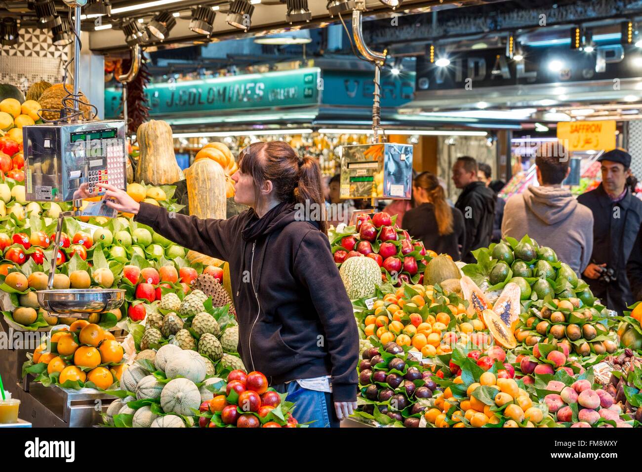 In Spagna, in Catalogna, Barcelona Ciutat Vella, il Mercato di Boqueria costruito nella metà del XIX secolo, frutta stand Foto Stock