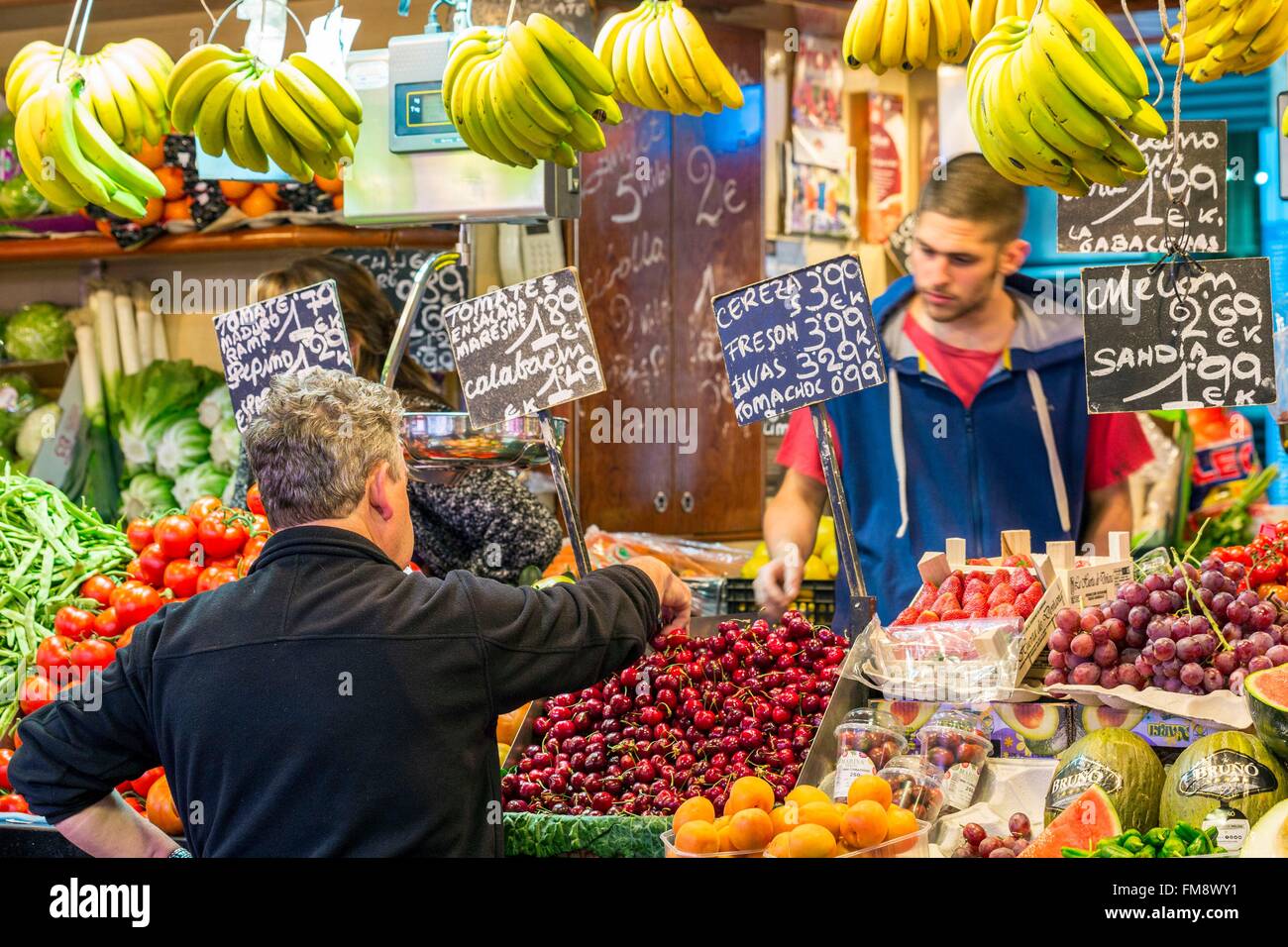 In Spagna, in Catalogna, Barcelona Ciutat Vella, il Mercato di Boqueria costruito nella metà del XIX secolo, commerciante di frutta Foto Stock