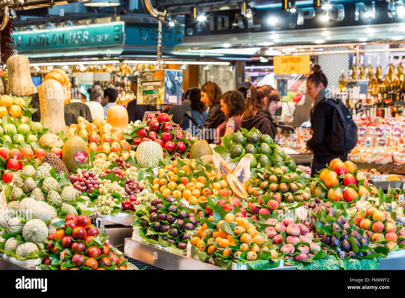 In Spagna, in Catalogna, Barcelona Ciutat Vella, il Mercato di Boqueria costruito nella metà del XIX secolo, commerciante di frutta Foto Stock