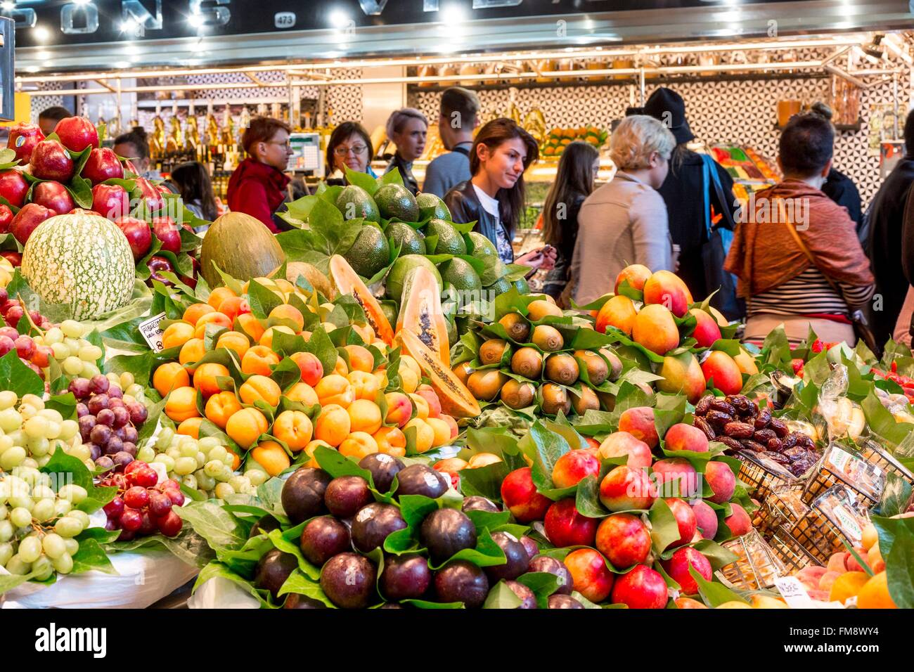 In Spagna, in Catalogna, Barcelona Ciutat Vella, il Mercato di Boqueria costruito nella metà del XIX secolo, commerciante di frutta Foto Stock