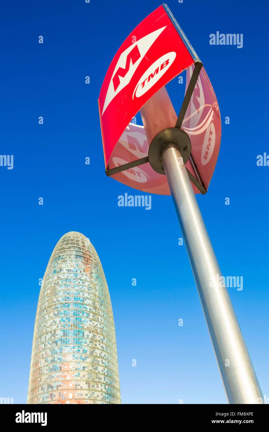 In Spagna, in Catalogna, Barcellona Poblenou, Plaça de les Glories Catalanes, segnaletica TMB metropolitana e la Torre Agbar (2005) dall'architetto francese Jean Nouvel Foto Stock