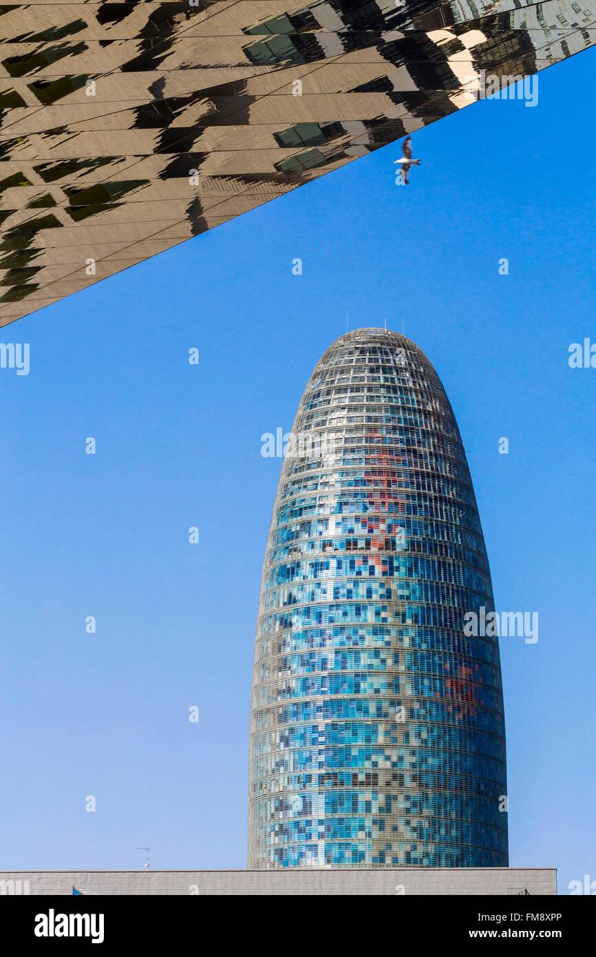 In Spagna, in Catalogna, Barcellona Poblenou, Plaça de les Glories Catalanes, la Torre Agbar (2005) dall'architetto francese Jean Nouvel per il nuovo mercato delle pulci Mercat Encants (2013) Foto Stock