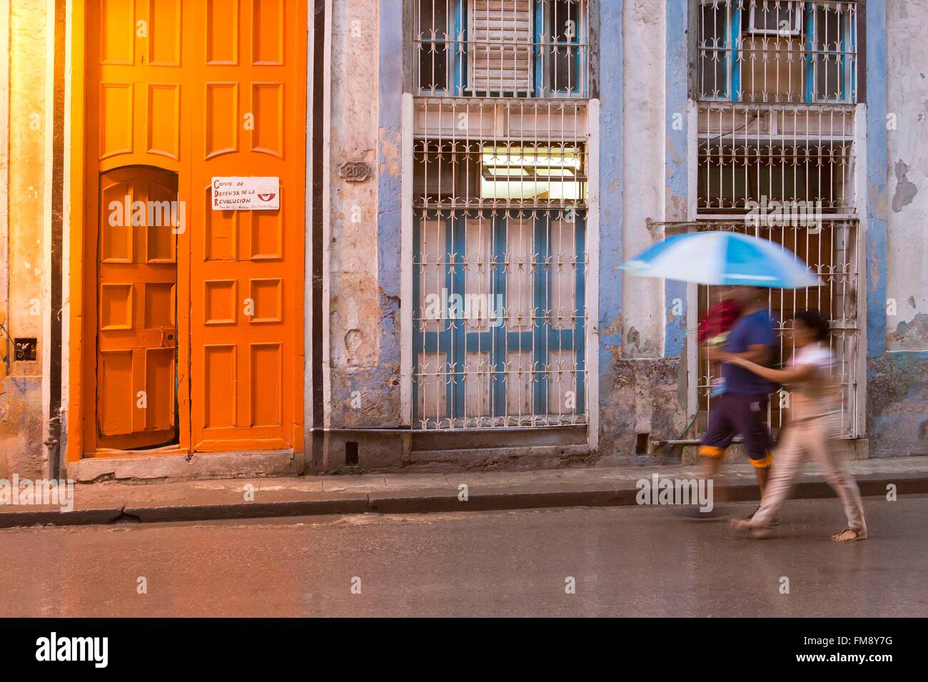 Cuba, Ciudad de la Habana Province, La Havana, La Habana Vieja district elencati come patrimonio mondiale dall' UNESCO, persone che passeggiano lungo una porta dipinta da artista francese Daniel Buren durante il 2015 l'arte contemporanea evento biennale Foto Stock