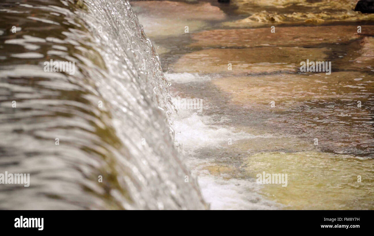 Dettaglio di una cascata lungo il fiume. Foto Stock