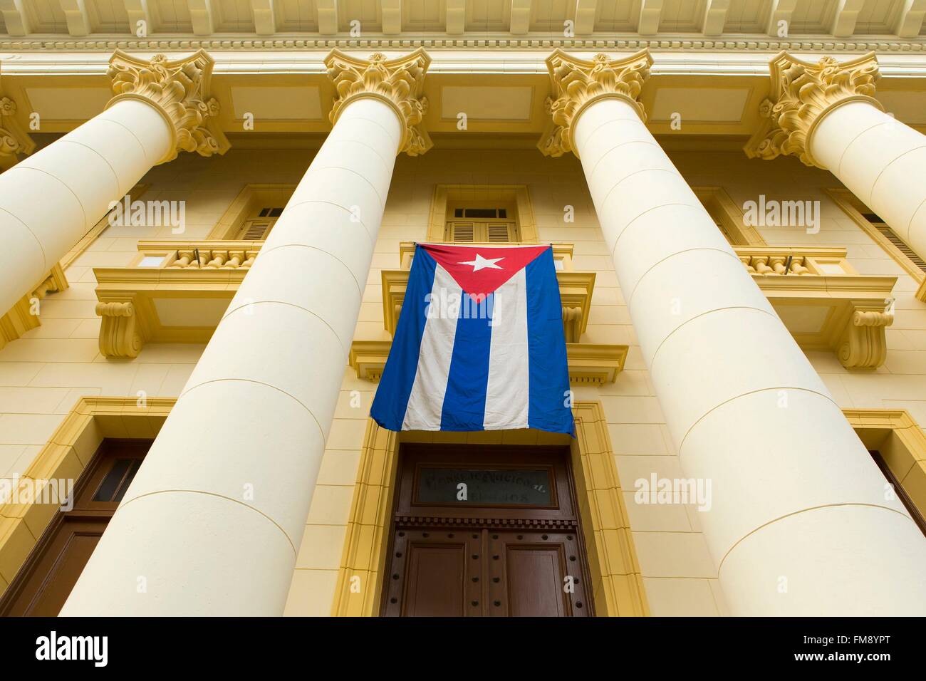Cuba, Ciudad de la Habana Province, La Havana, Centro Habana distretto, bandiera cubana e la facciata neoclassica Foto Stock