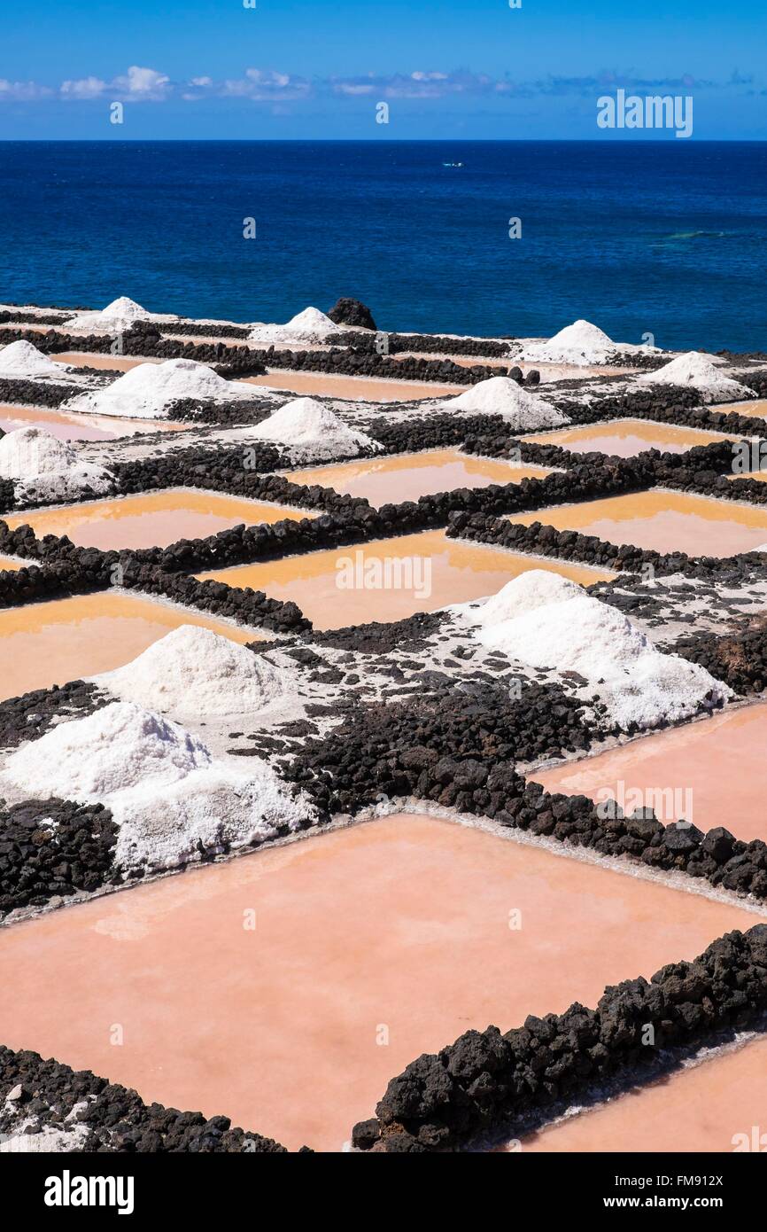 Spagna Isole Canarie La Palma isola dichiarata Riserva della Biosfera dall'UNESCO, Fuencaliente, all'estremo sud dell'isola, opere di sale nella ex flussi di lava Foto Stock