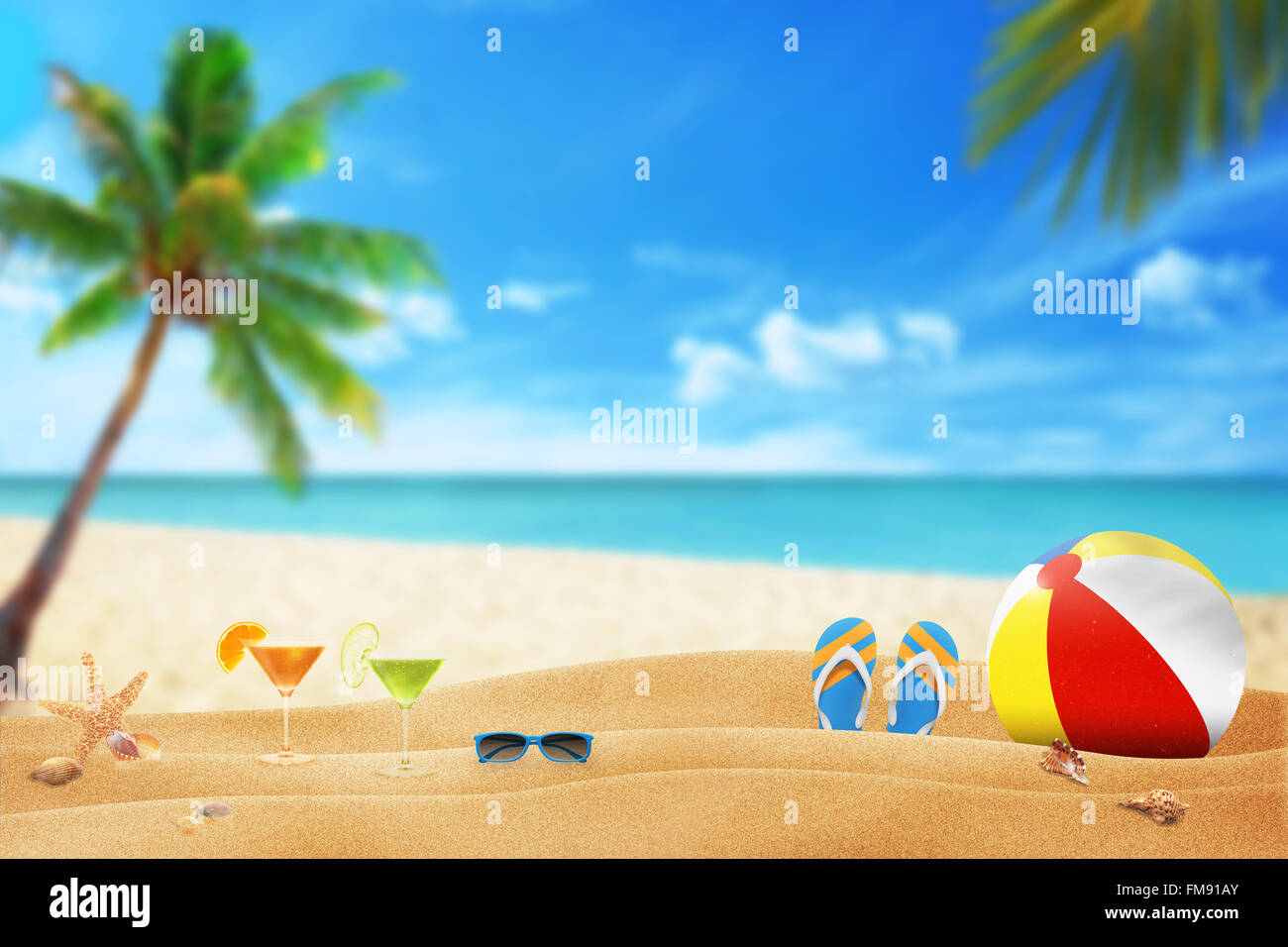 Accessori estivi sulla spiaggia sabbiosa. Mare in background. Foto Stock