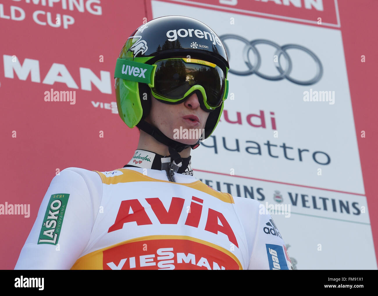 Titisee-Neustadt, Germania. Undicesimo Mar, 2016. Peter Prevc dalla Slovenia si prepara per il suo salto durante la pratica per la grande collina Singles presso lo Ski Jumping World Cup a Titisee-Neustadt, Germania, 11 marzo 2016. Foto: PATRICK SEEGER/dpa/Alamy Live News Foto Stock