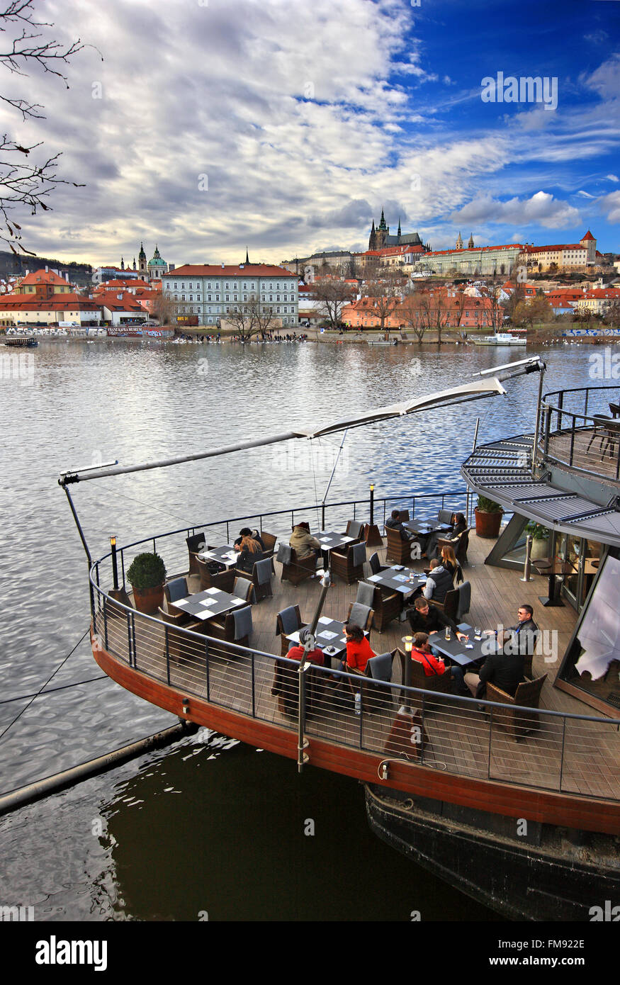 Café sulla Moldava Moldava (fiume). Sullo sfondo il castello di Praga e al di sotto di Mala Strana. Praga, Repubblica Ceca. Foto Stock