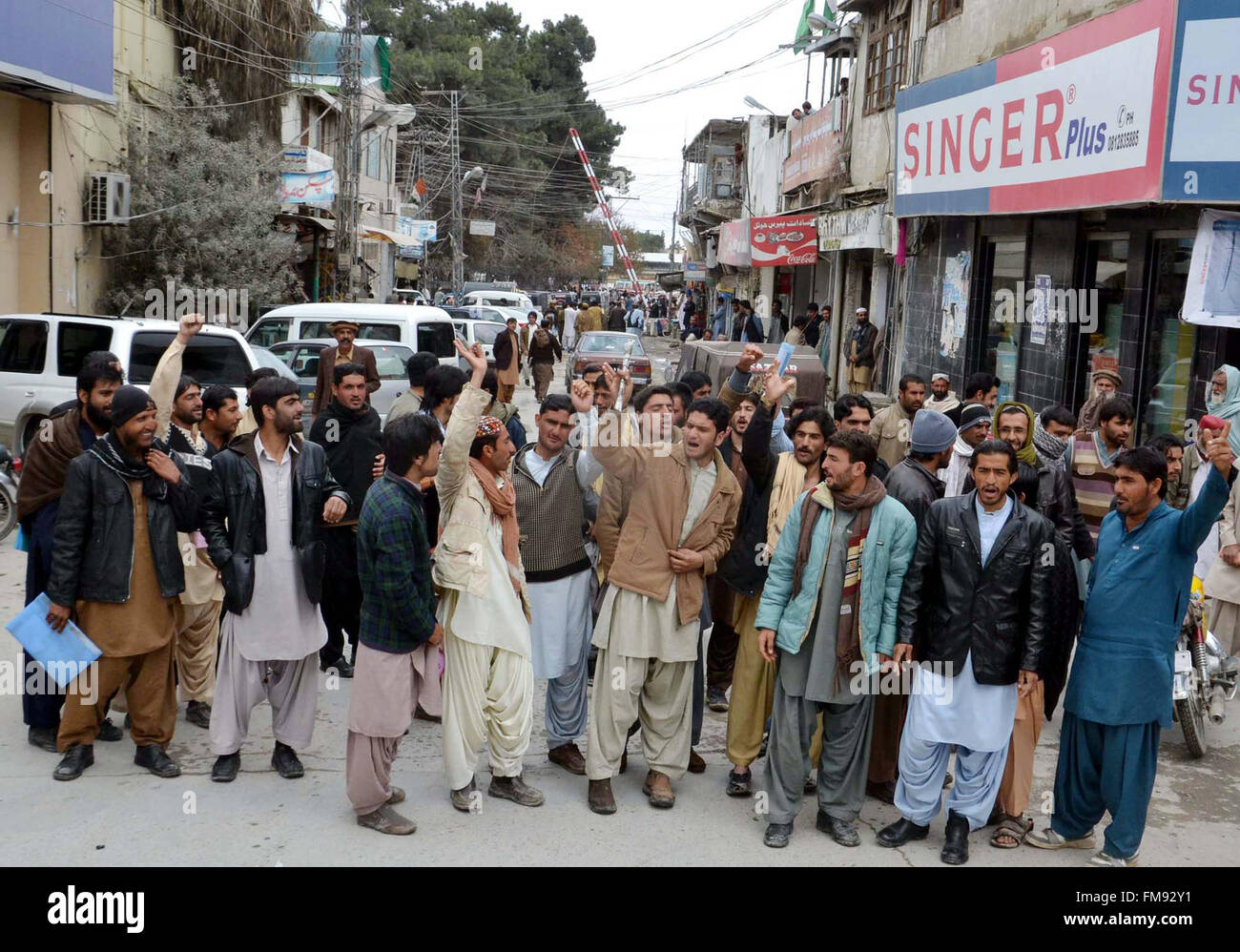 I richiedenti dei prelievi Dipartimento forza il canto di slogan per respingere le loro applicazioni per il posto vacante di prelievi in vigore durante la manifestazione di protesta svoltasi a Quetta Venerdì, Marzo 11, 2016. Foto Stock