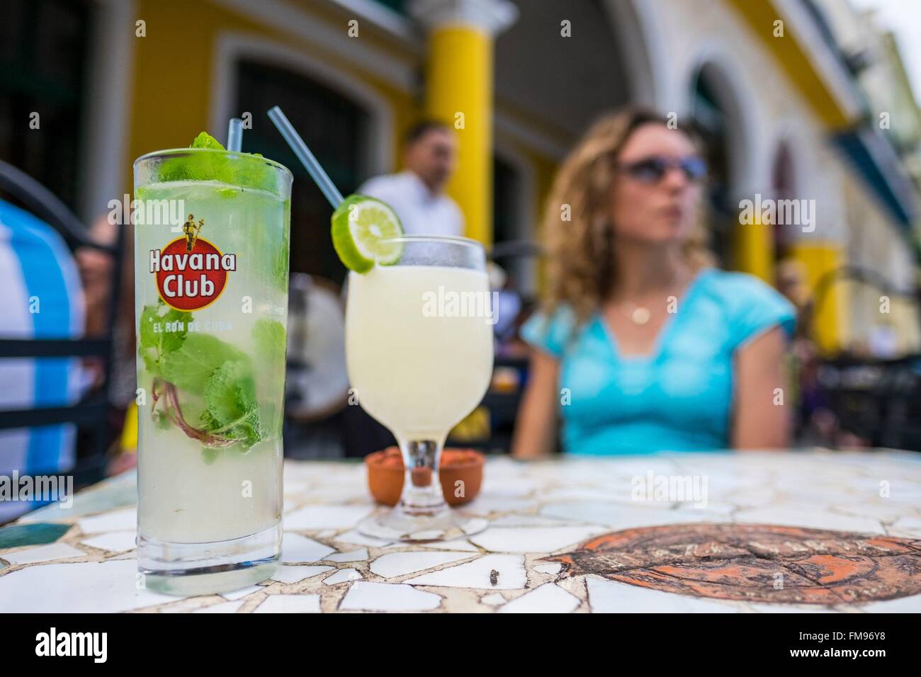 Cuba, La Habana, La Habana Vieja district elencati come patrimonio mondiale dall' UNESCO, Mojitos servita in una terrazza del Plaza Vieja Foto Stock