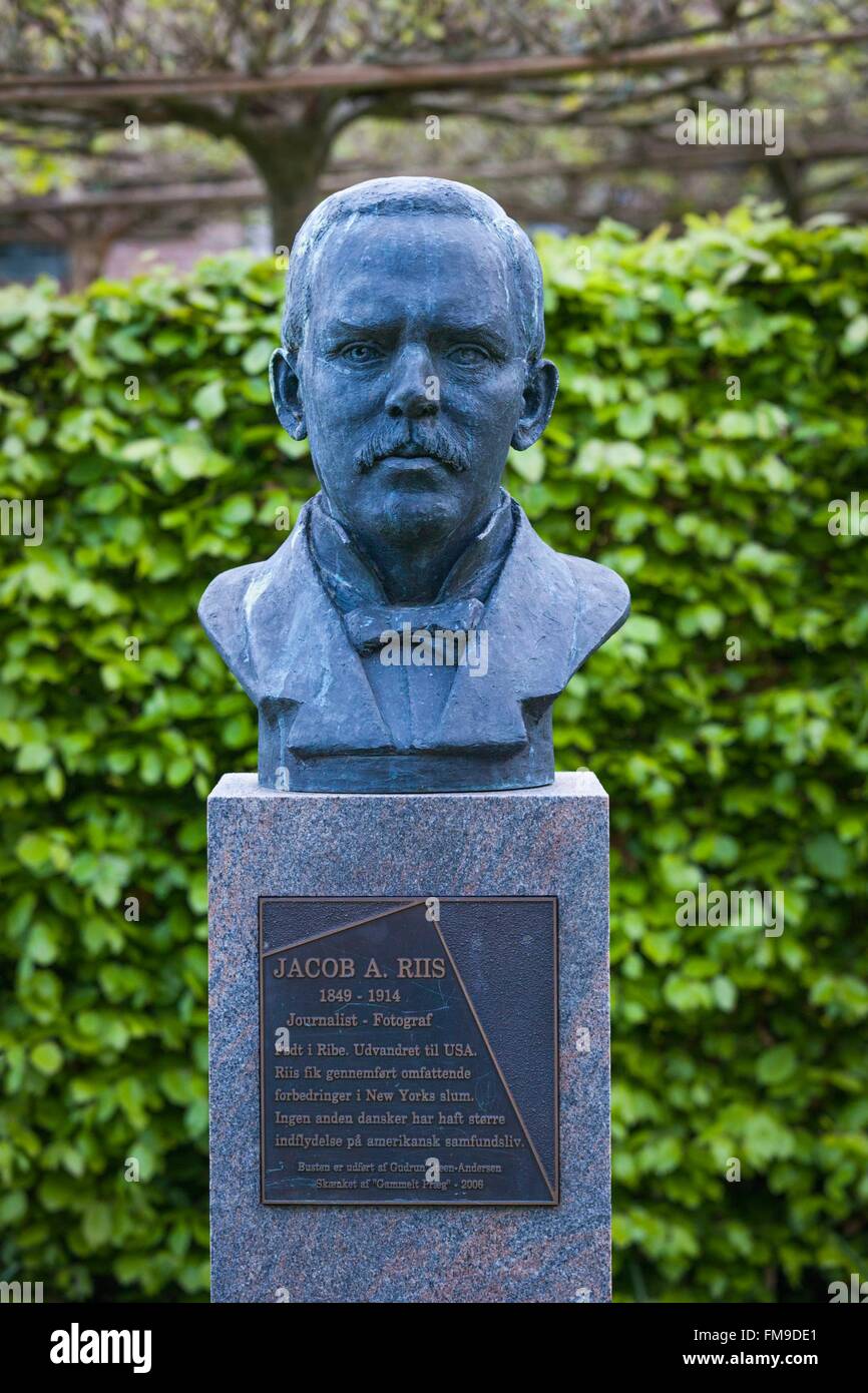Danimarca, nello Jutland, Ribe, statua del fotografo Jacob Riis Foto Stock