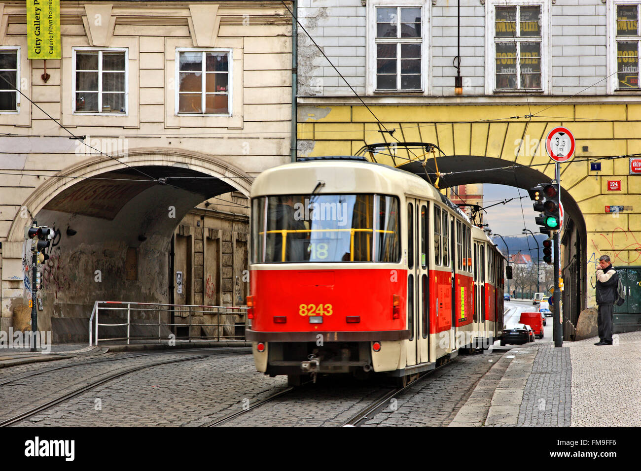 Red tram in Staré Mesto ("old town'), proprio accanto al Ponte Carlo, Praga, Repubblica ceca, Foto Stock
