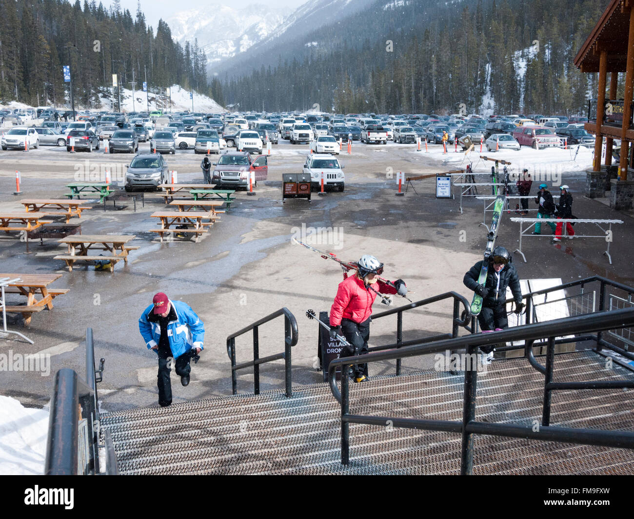 Per gli sciatori e il parcheggio al Sunshine Village resort sciistico Canada Banff Foto Stock
