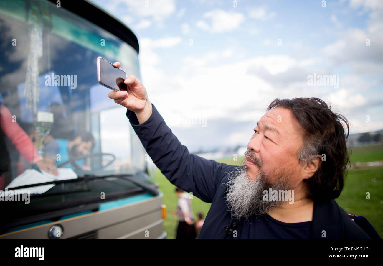 Artista cinese Ai Weiwei riprese bus a Salonicco e ad Atene nel campo profughi al confine tra la Grecia e la Macedonia, Idomeni, Grecia, 11 marzo 2016. Dal momento che il confine era chiuso, 12.500 rifugiati vivono nel campo. Foto: Kay Nietfeld/dpa Foto Stock