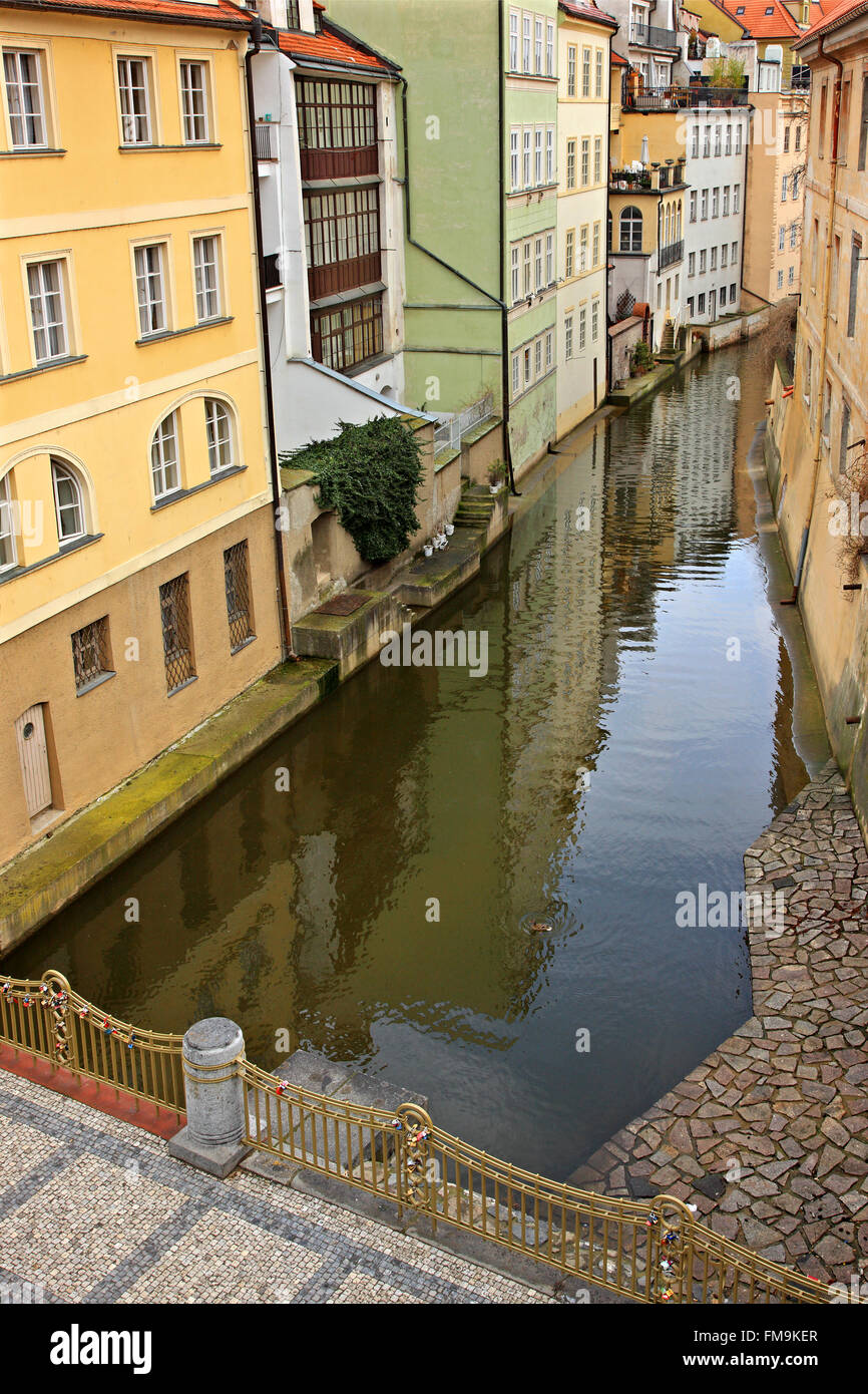 Certovka canale tra isolotto di Kampa e Mala Strana, molto vicino al Ponte di Carlo, Praga, Repubblica Ceca Foto Stock