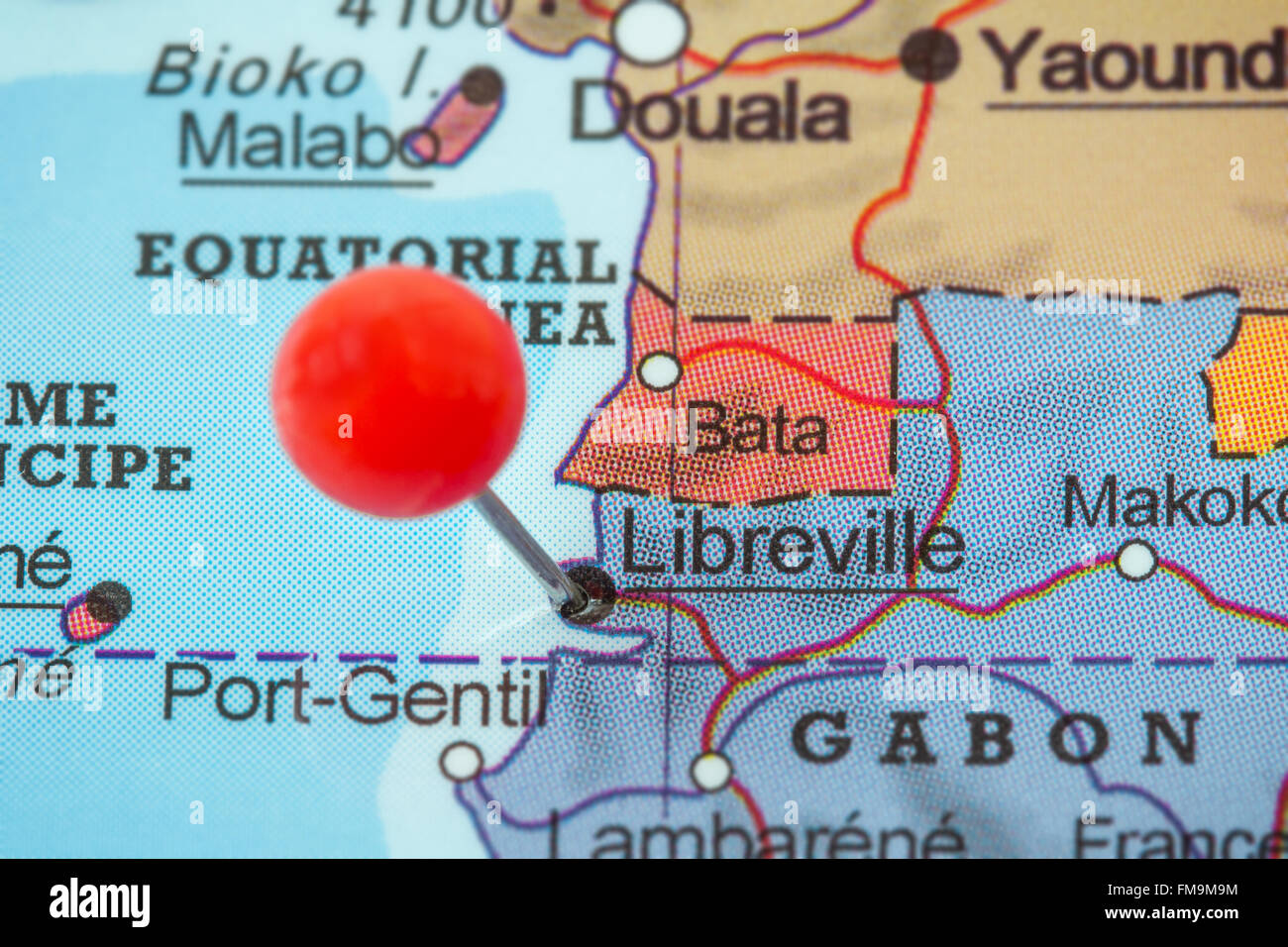 Close-up di una puntina rossa in una mappa di Libreville, Gabon. Foto Stock