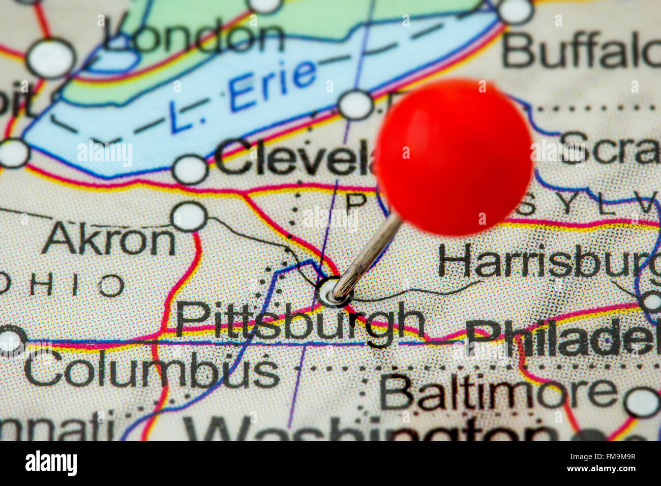 Close-up di una puntina rossa in una mappa di Pittsburgh, Stati Uniti d'America. Foto Stock