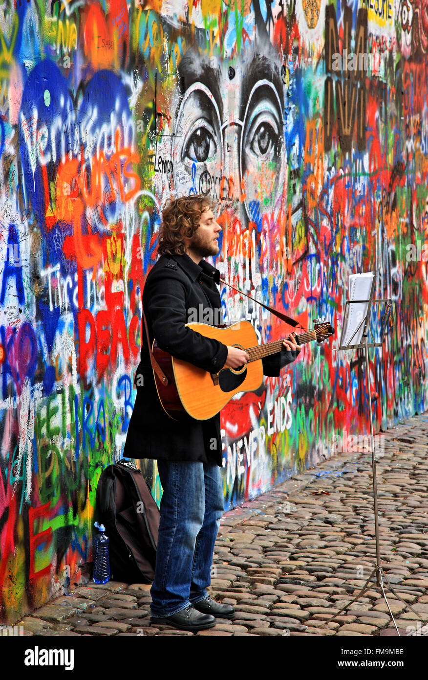 Il "Muro di John Lennon', Mala Strana ("piccolo quartiere'), Praga, Repubblica Ceca. Foto Stock