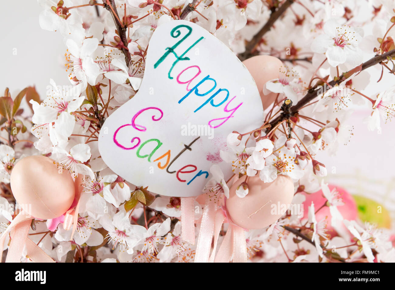 Scheda di pasqua con fiori di ciliegio fiori e dipinto di uova di pasqua Foto Stock