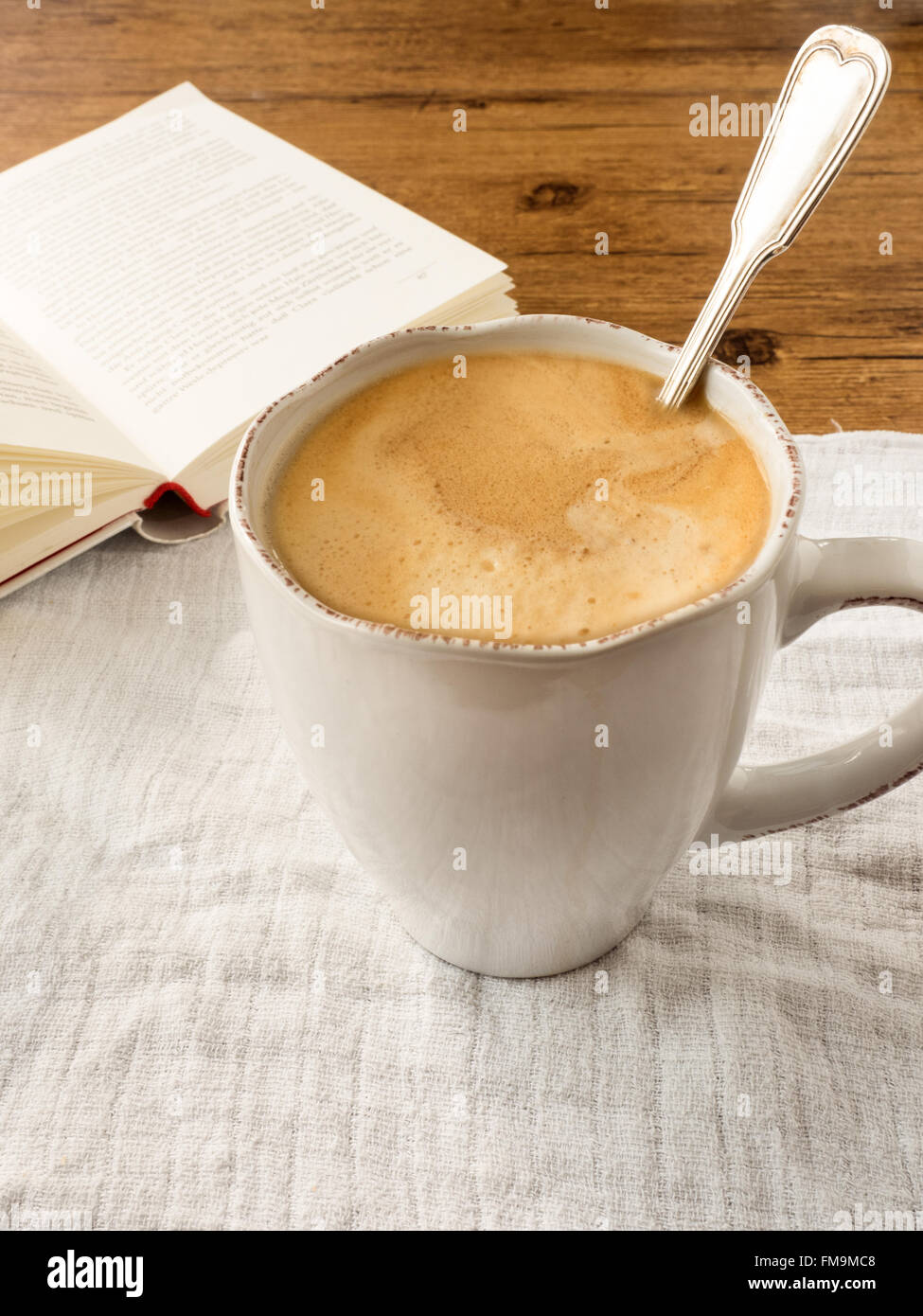 La lettura di pausa con caffè Foto Stock