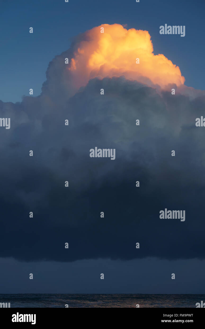 Nuvola tempestosa sul mare Foto Stock