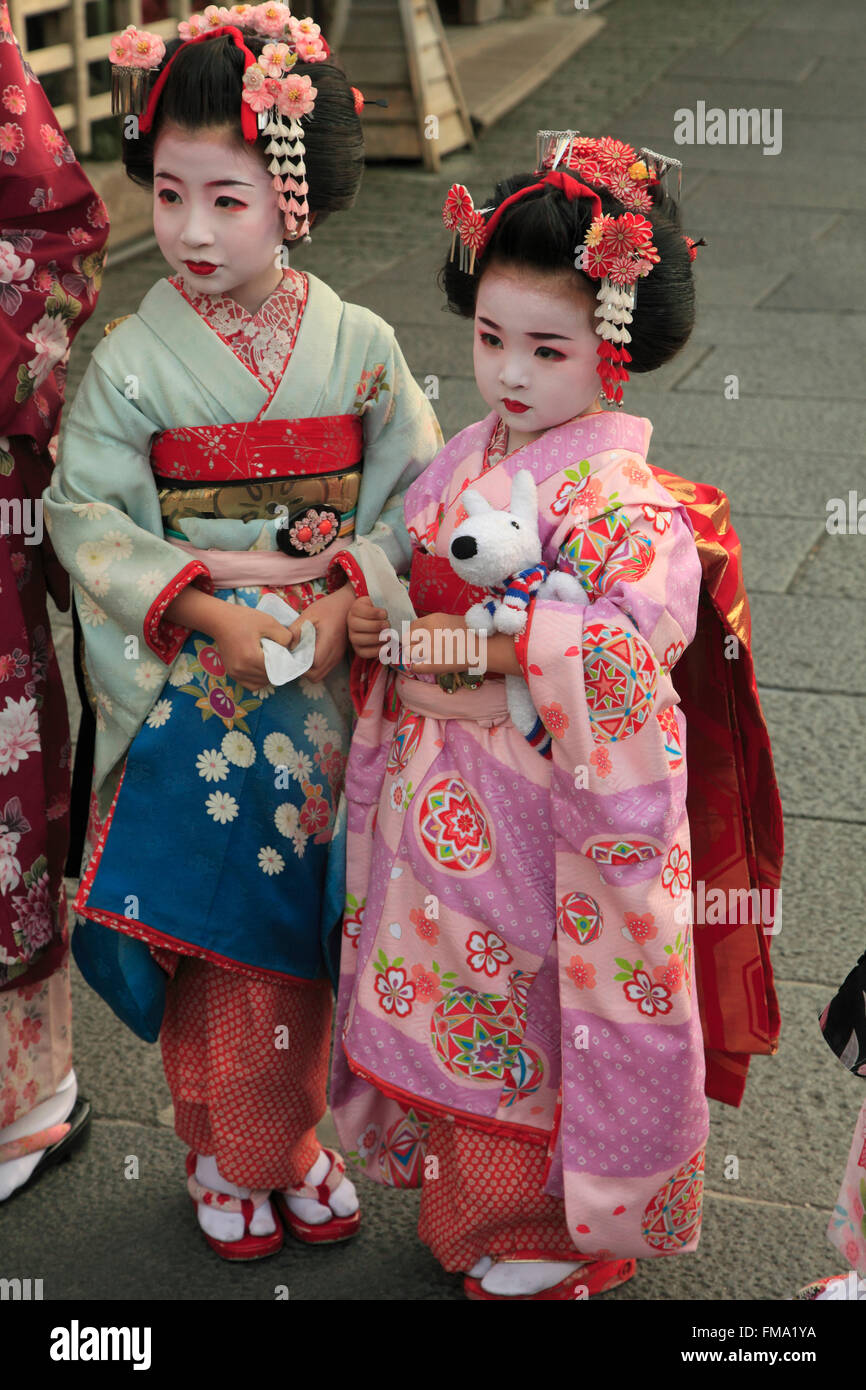 Il Giappone; Kyoto, bambine in kimono, Foto Stock
