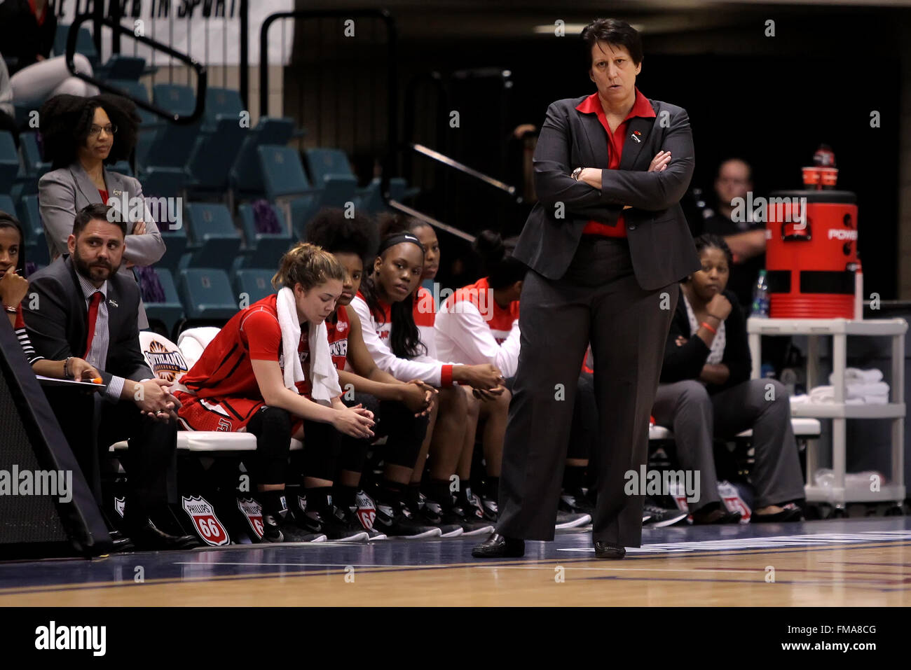 Katy, TX, Stati Uniti d'America. Undicesimo Mar, 2016. Lamar head coach armonia Robin guarda nel disprezzo dal banco durante la donna quarterfinal gioco del Southland torneo di basket McNeese tra Stato e Lamar da Merrell Center di Katy, TX. Stato McNeese ha vinto, 88-78. Immagine di credito: Erik Williams/Cal Sport Media. © csm/Alamy Live News Foto Stock