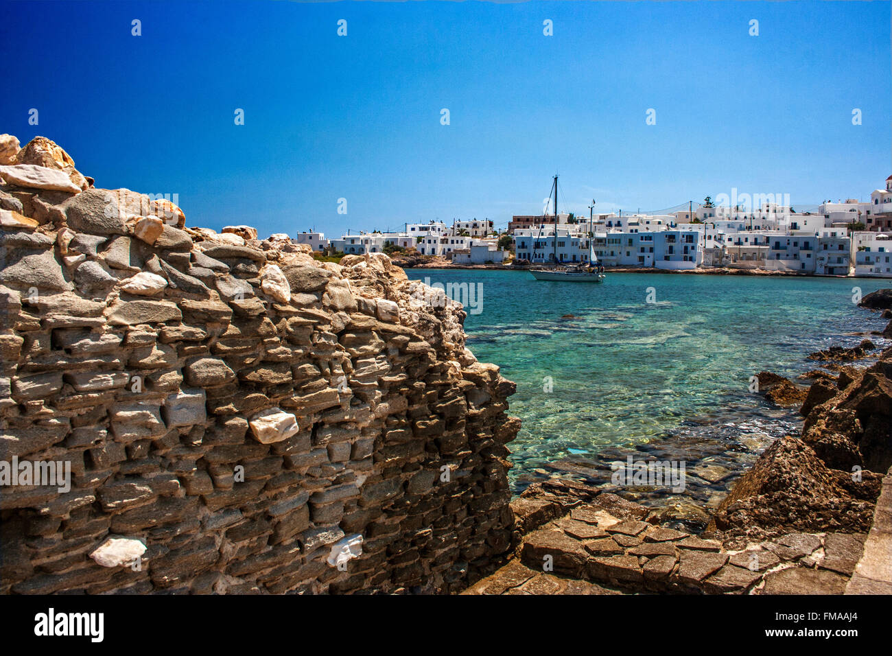 Strada di ciottoli, dai resti di una merlatura bizantina, che porta al villaggio di Naoussa, Paros. Foto Stock