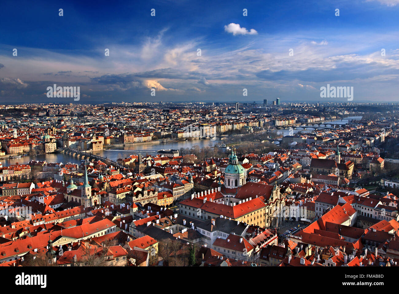 Vista panoramica del centro storico di Praga dalla Torre Sud della Cattedrale di San Vito, il Castello di Praga, Repubblica Ceca Foto Stock