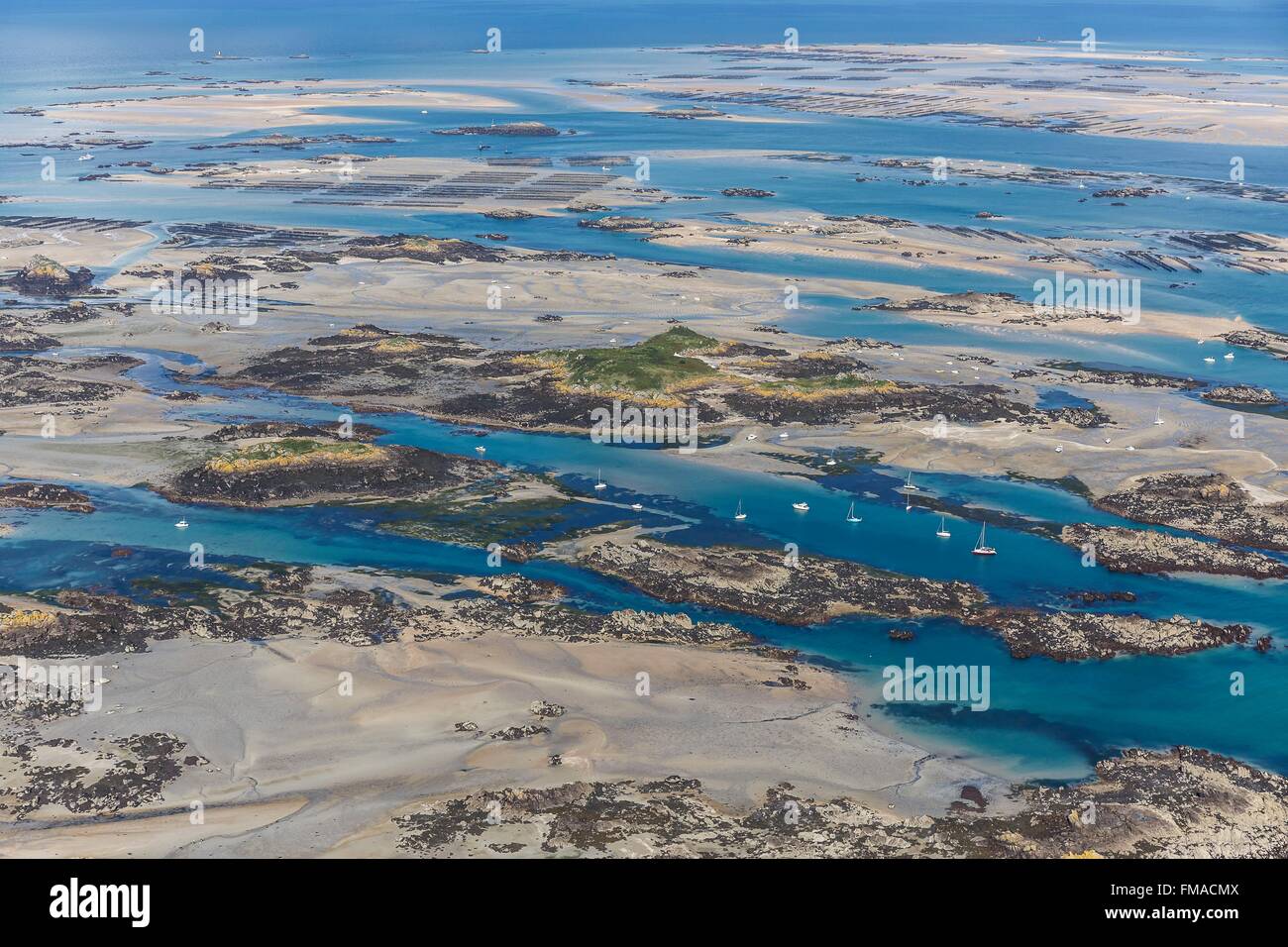 Francia, Manche, isole Chausey, barche a anchore a bassa marea (vista aerea) Foto Stock