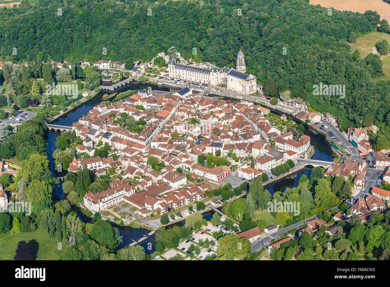 Francia, Dordogne, Brantome, città e Saint Pierre abbey (vista aerea) Foto Stock