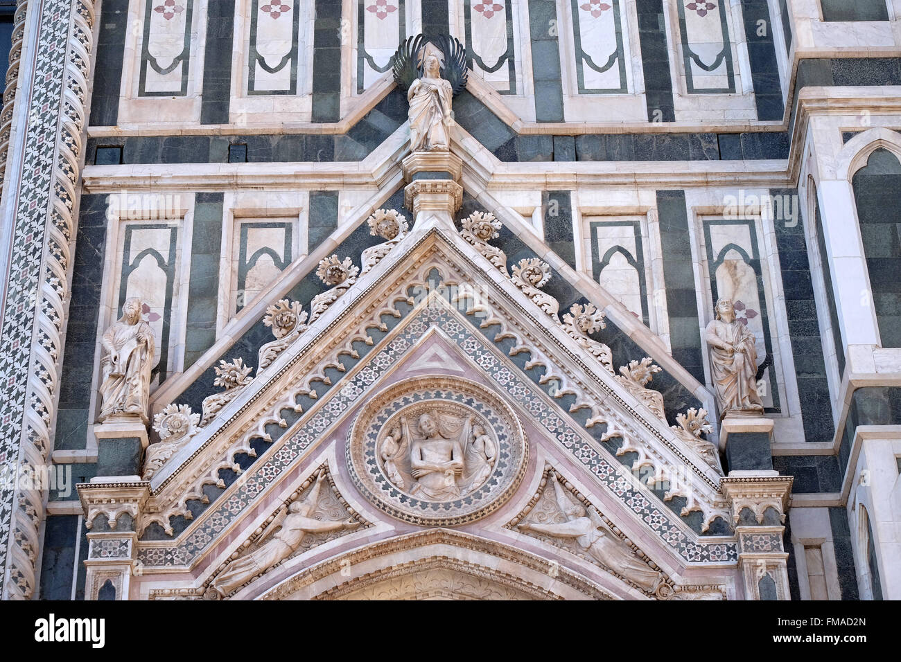 Avvolgimento di Cristo nel suo sudario, portale sulla parete laterale della Cattedrale di Santa Maria del Fiore, Firenze, Italia Foto Stock