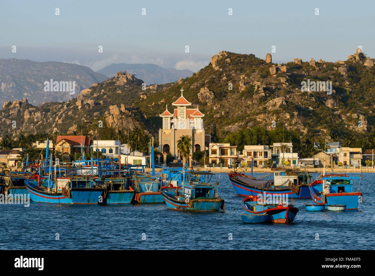 Il Vietnam, Ninh Thuan provincia, Phan Rang, il porto di pesca con la chiesa in background Foto Stock