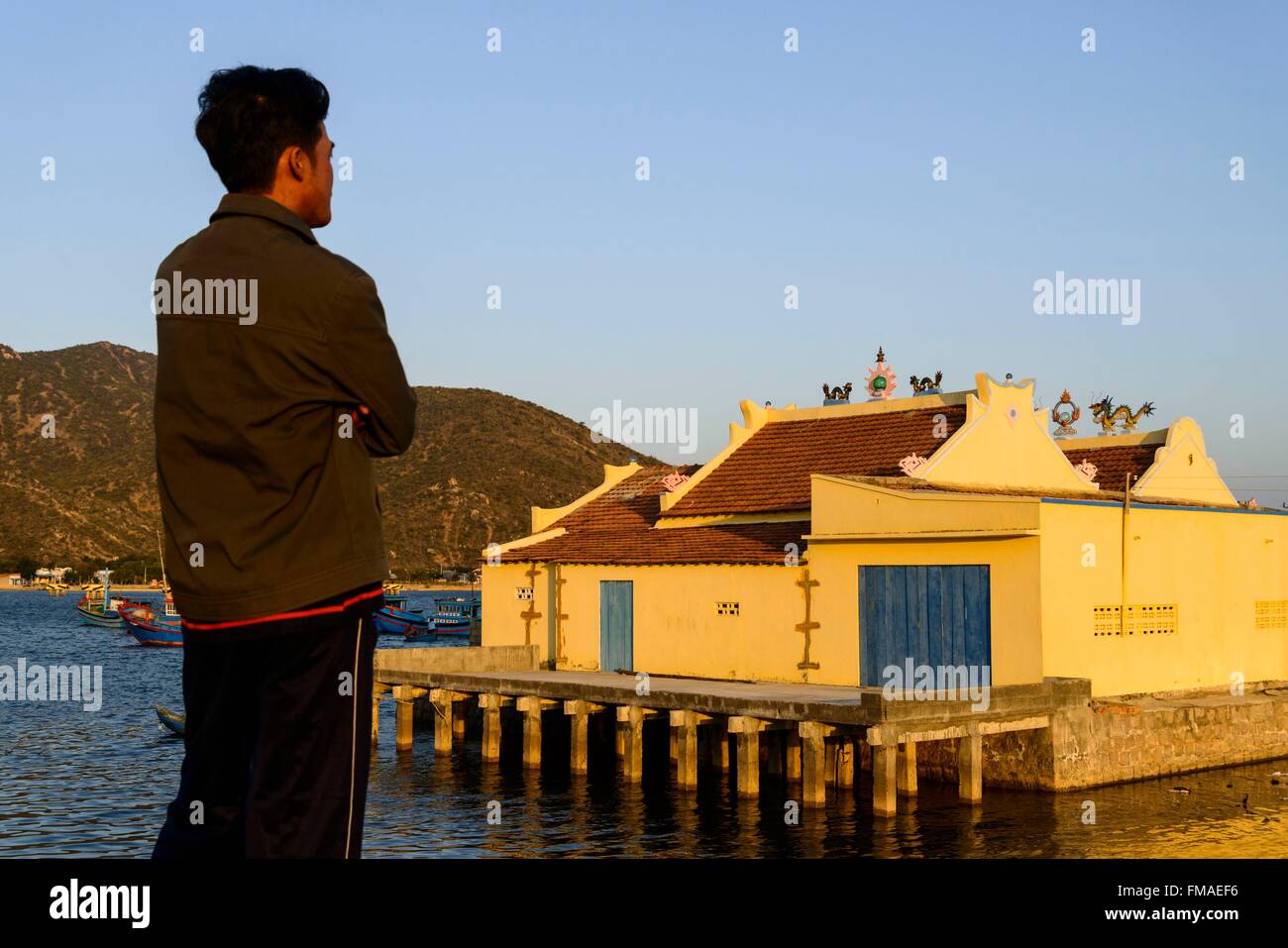 Il Vietnam, Ninh Thuan provincia, Phan Rang, il porto di pesca, con una piccola pagoda buddista in primo piano Foto Stock