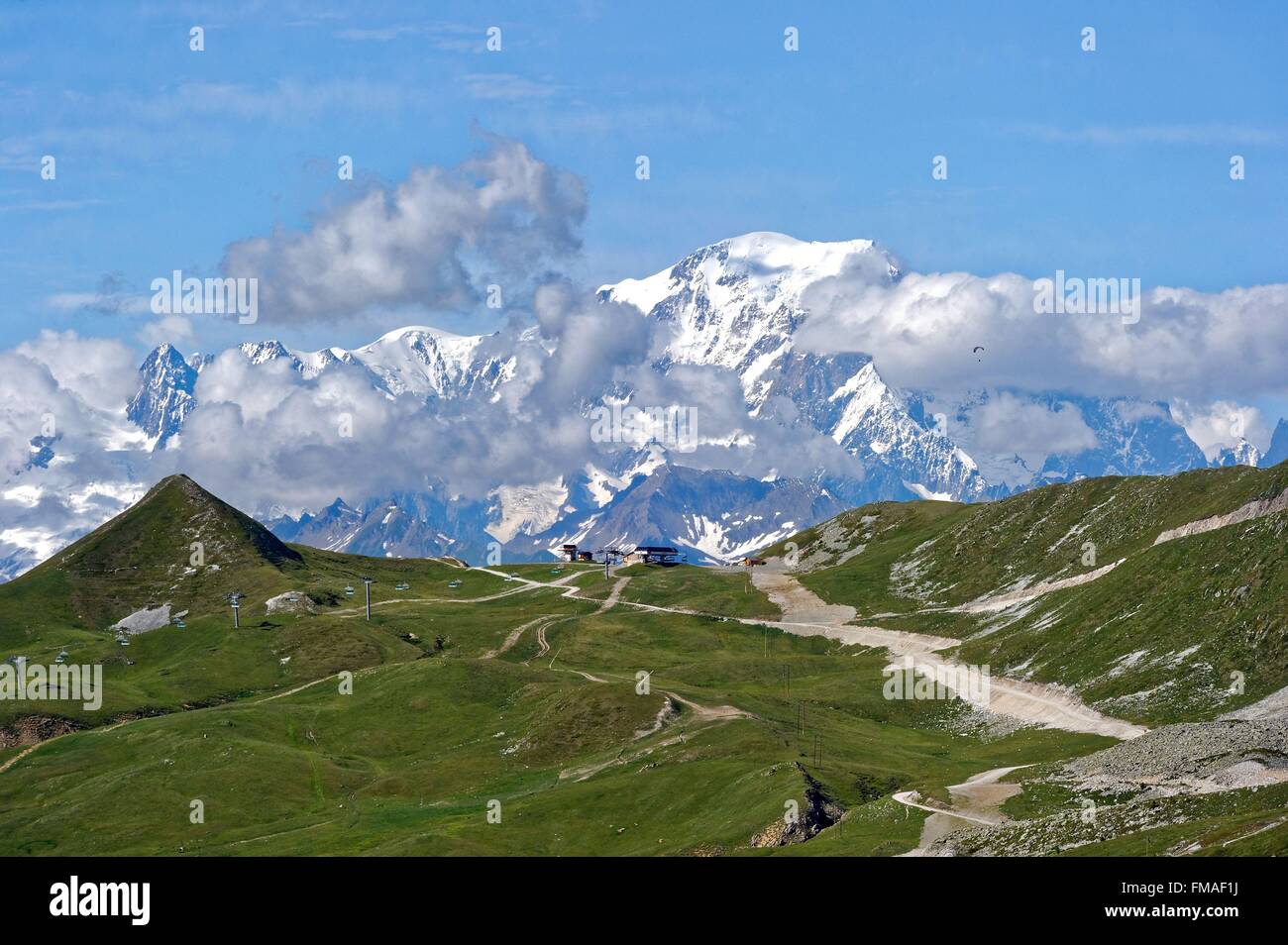 Francia, Savoie, Massif de la Vanoise, Haute Valle Tarentaise, Belle Plagne stazione con il Mont Blanc vista Foto Stock