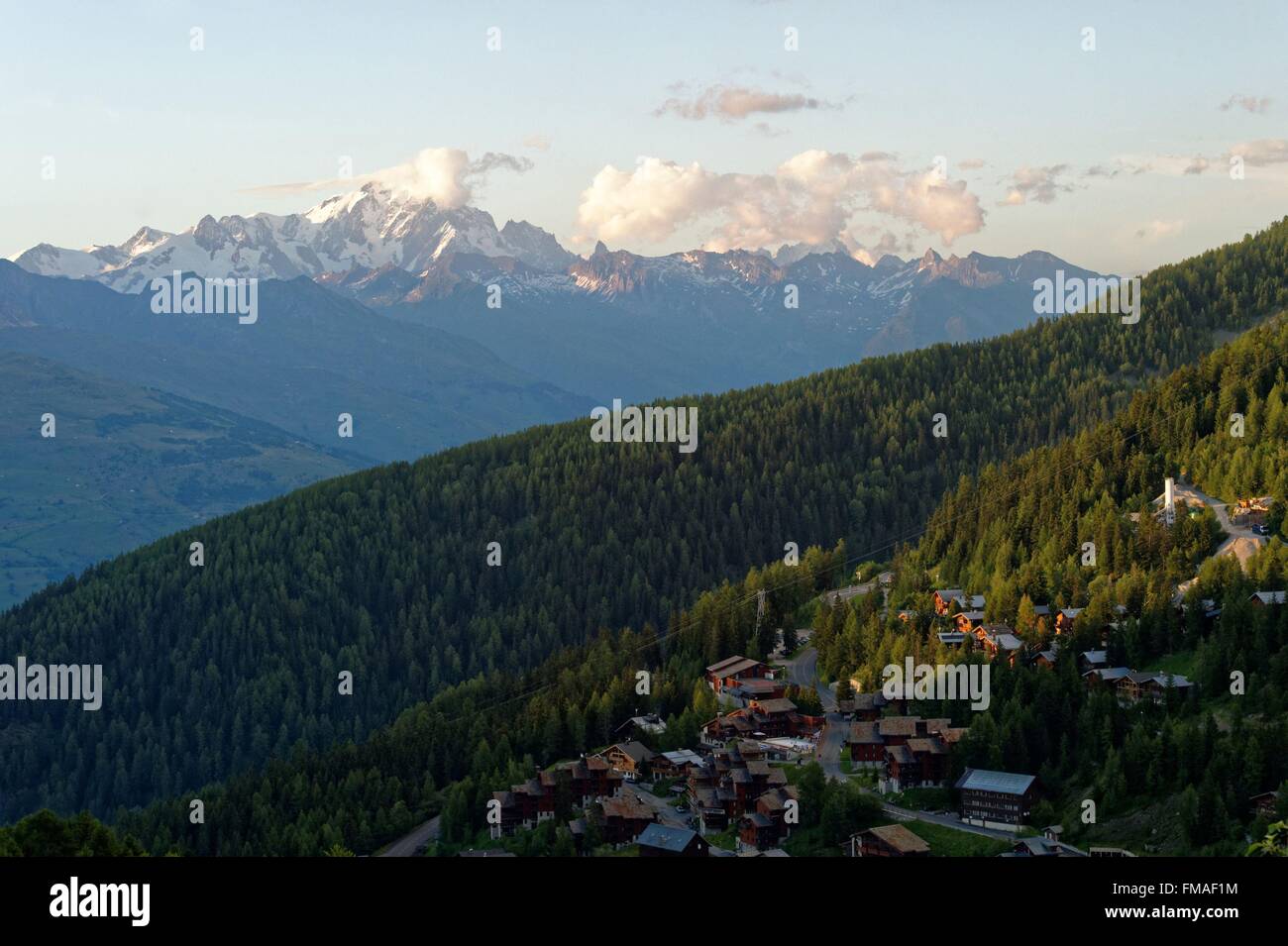 Francia, Savoie, Massif de la Vanoise, Haute Valle Tarentaise, Belle Plagne stazione con il Mont Blanc vista Foto Stock